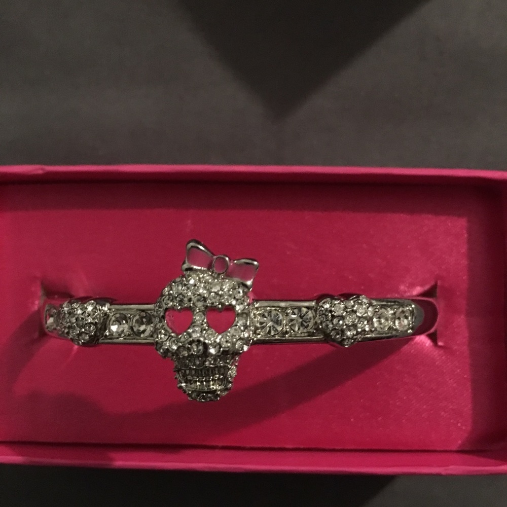 Betsey Johnson silver skull with bow bracelet - Picture 6 of 6